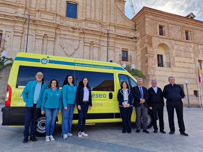 Imagen de la bendición de un nuevo vehículo de la Fundación Ambulancia del Deseo, que ha sido adquirido con la colaboración de la UCAM