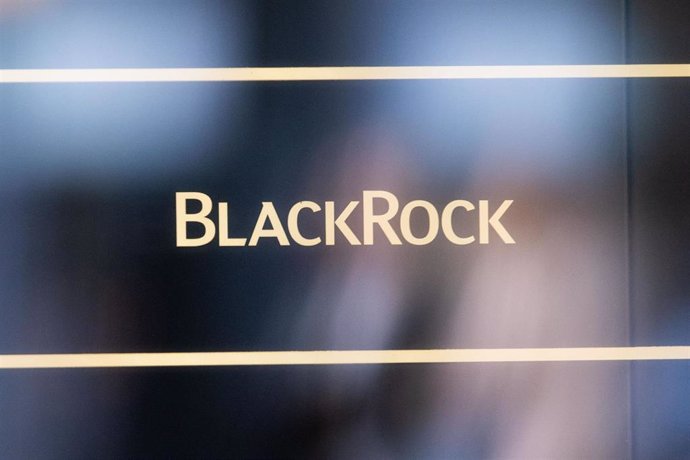 Archivo - FILED - 06 November 2018, Bavaria, Munich: The logo of the American multinational investment company BlackRock can be seen in the lobby of the company's office in Munich. Photo: Lino Mirgeler/dpa