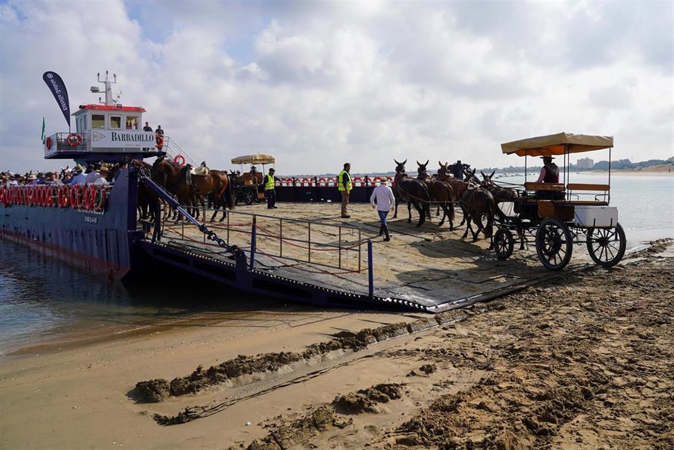 Archivo - Peregrinos entrando  en la barcaza para cruzar  el río Guadalquivir camino del Coto de Doñana a 24 de mayo del 2023 en Sanlúcar de Barrameda (Cádiz , Andalucía, España). ARCHIVO.