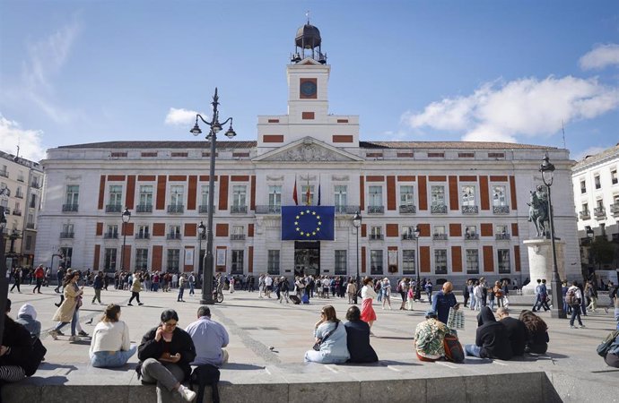 La Real Casa de Correos luce la bandera de la UE para conmemorar el Día de Europa