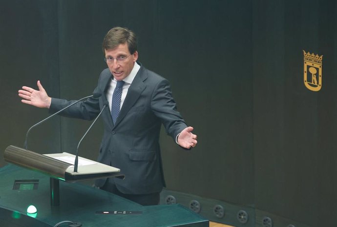 El alcalde de Madrid, José Luis Martínez-Almeida, interviene durante una sesión ordinaria del Pleno del Ayuntamiento, en el Palacio de Cibeles