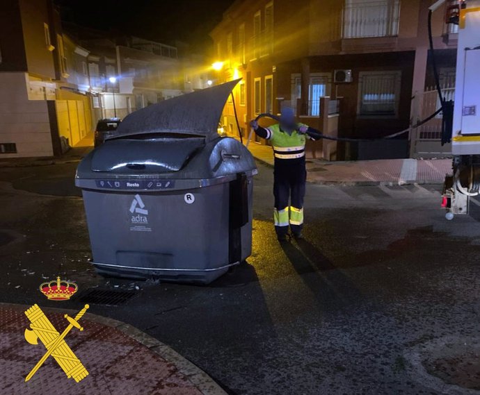 Un operario limpia un contenedor de residuos orgánicos en Adra (Almería).
