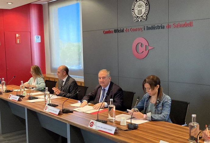 El ministro Jordi Hereu, junto al presidente de la Cámara de Sabadell (Barcelona), Ramon Alberich, y la alcaldesa de Sabadell, Marta Farrés.