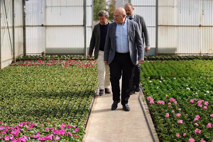 El alcalde de Valladolid, Jesús Julio Carnero, visita el vivero municipal.