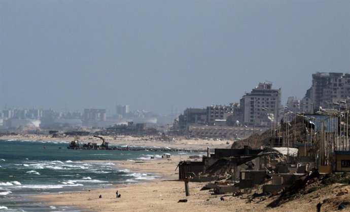 Archivo - Transporte de equipamiento pesado para la construcción de un muelle temporal en las costas de la Franja de Gaza (archivo)