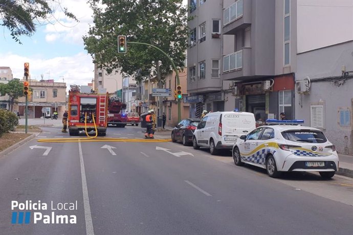 Bomberos y Policía Local actúan en el lugar donde se ha producido el incendio.