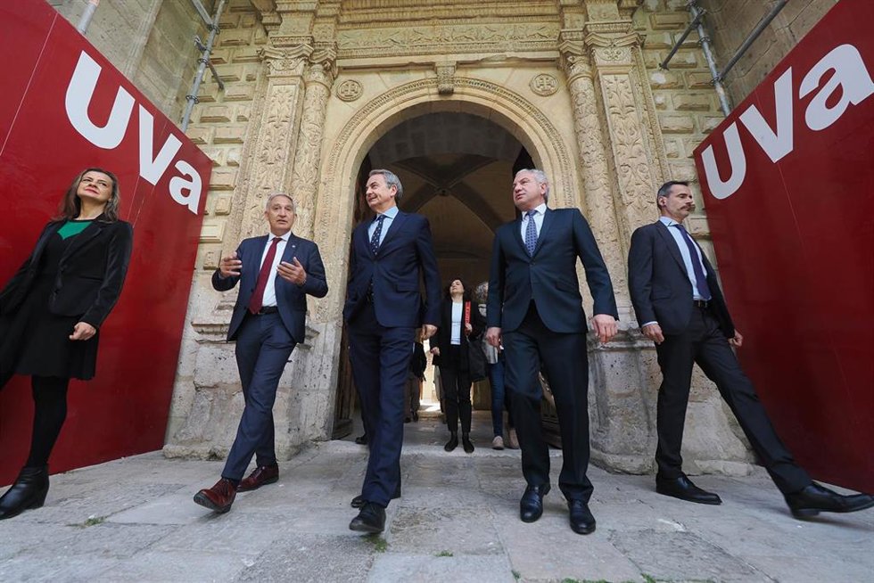 Delegada Violencia de Género, Carmen Martínez; rector de la UVA, Antonio Largo, y el expresidente del Gobierno, José Luis Rodríguez Zapatero, a su llegada a las jornadas sobre la Ley contra la Violencia de Género en la UVa.
