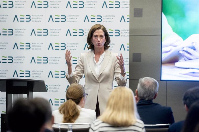 La presidenta de la AEB, Alejandra Kindelán, ofrece una rueda de prensa con motivo de la celebración de la asamblea general de la Asociación Española de Banca (AEB), en el Hotel Eurostars Madrid Tower, a 12 de abril de 2024, en Madrid (España).