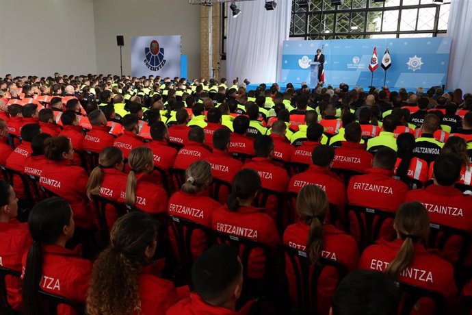 El director de la Academia Vasca de Policía y Emergencias, Andrés Zearreta, ha dado la bienvenida este jueves a las y los 434 nuevos agentes que comienzan en Arkaute su formación