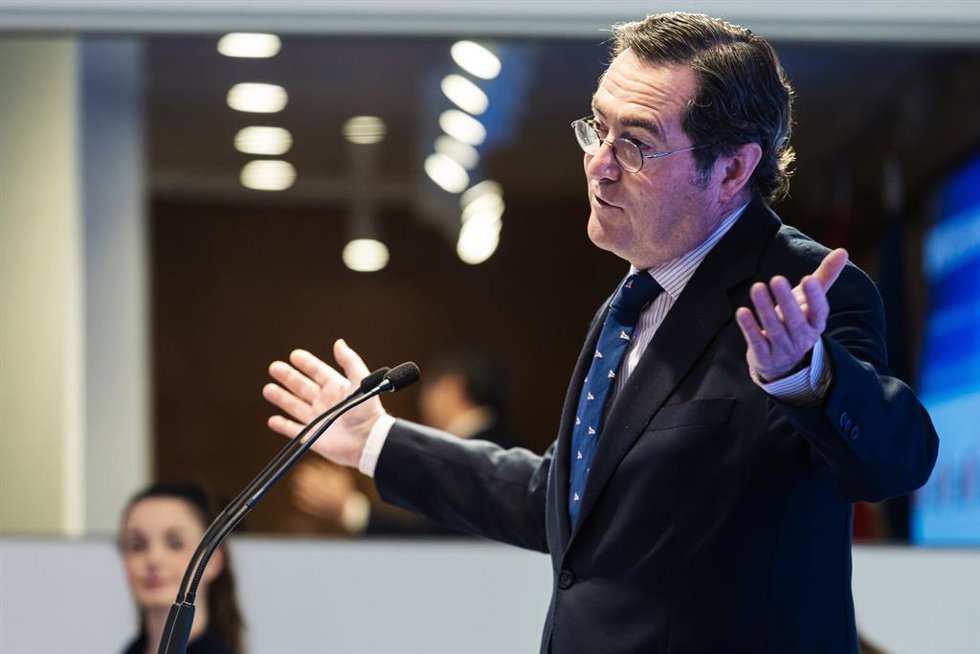 Archivo - El presidente de CEOE, Antonio Garamendi, interviene durante el encuentro empresarial entre CEO Y CEPYME, en la sede de la CEOE, a 19 de marzo de 2024, en Madrid (España). El acto es una nueva edición de los Encuentros empresariales CEOE-CEPYM