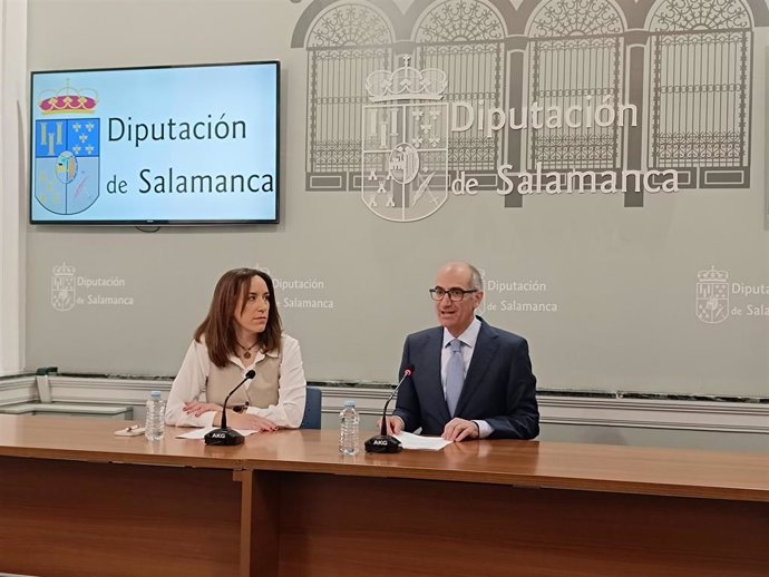 El presidente de la Diputación de Salamanca, Javier Iglesias (d), y la diputada de Medio Ambiente, Pilar Sánchez (i)