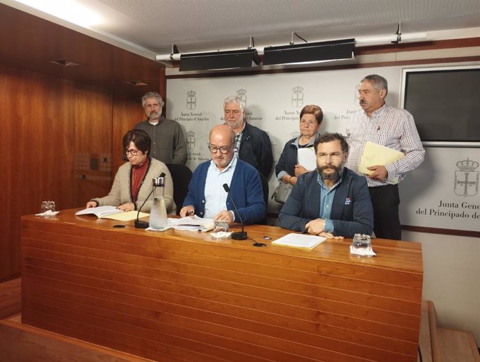 El diputado 'popular' Luis Venta acompañado de representantes de las seis asociaciones agrarias.
