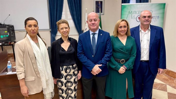 María José Hidalgo, vocal de la junta vecinal de la ELA Bobadilla-Estación; Manuel Barón, alcalde de Antequera; Olga Carrión, directora del IAM; y Yolanda Sáez, secretaria general de la FAMP en la inauguración de unas jornadas en Bobadilla Estación