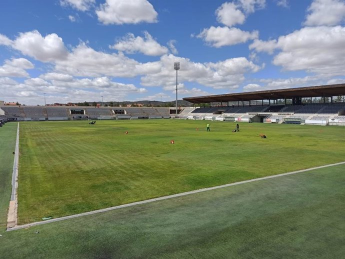 Archivo - Césped del estadio municipal de La Fuensanta en Cuenca