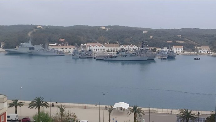 Buques en el puerto de Mahón.