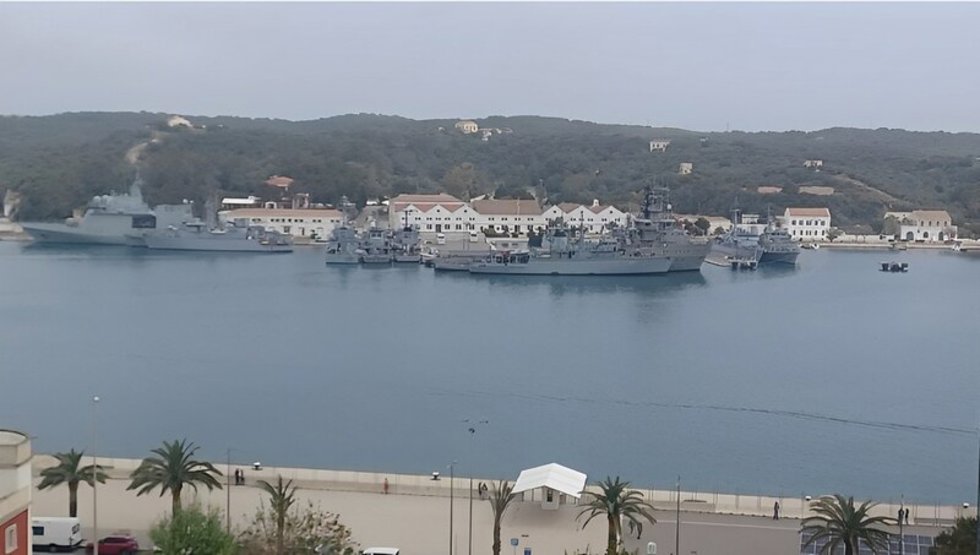 Buques en el puerto de Mahón.