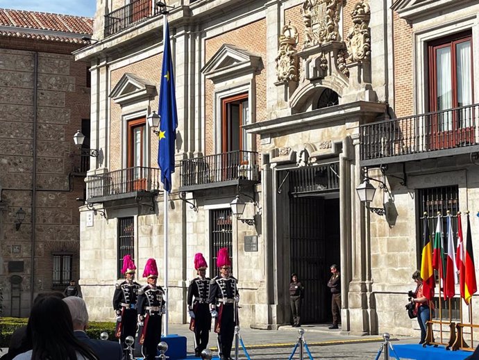 Izado de la bandera de Europa en Plaza de la Villa. (Madrid, 9 de mayo de 2024)