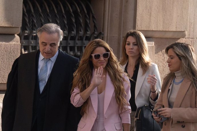 Archivo - La cantante Shakira (2i) junto a sus abogados, Pau Molins (1i), Miriam Company (1d), a su salida de la Audiencia de Barcelona el día que comienza su juicio, a 20 de noviembre de 2023, en Barcelona, Catalunya (España).