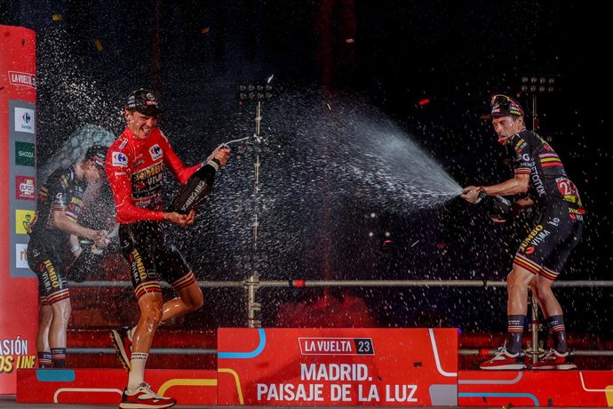 Archivo - El ciclista Sepp Kuss (c) en el podio de la 21 etapa de la Vuelta ciclista a España 2023 en el Hipódromo de la Zarzuela, a 17 de septiembre de 2023, en Madrid (España). La 78 edición de La Vuelta Ciclista a España comenzó el pasado 26 de agos