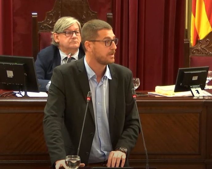 Archivo - El diputado del PP Sebastià Sagreras durante una intervención en el Parlament.
