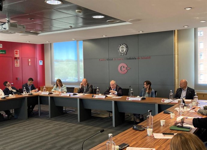 El ministro Jordi Hereu, junto a la alcaldesa de Sabadell (Barcelona), Marta Farré, y el presidente de la Cámara de Sabadell, Ramon Alberich, entre otros.