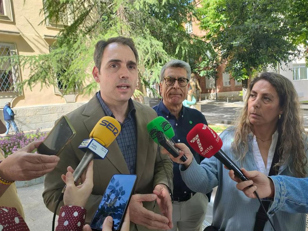 El coordinador de IU en Andalucía, Toni Valero, atiende a los periodistas.