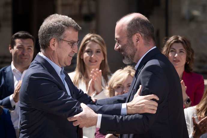 El líder del PP, Alberto Núñez Feijóo, i el president del PPE, Manfred Weber, durant l'acte a Barcelona