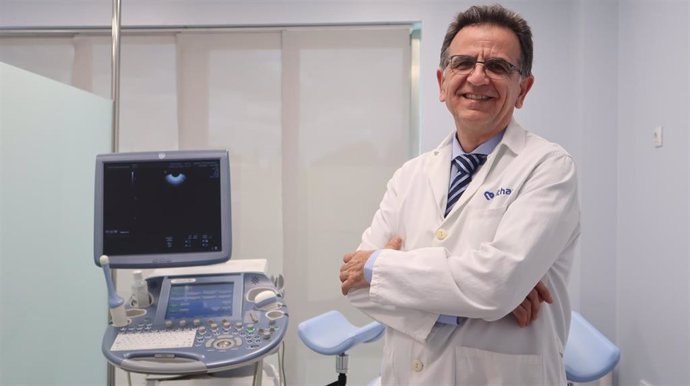El doctor Luis Carlos García Lancha, especialista en ginecología y obstetricia de Vithas Sevilla.