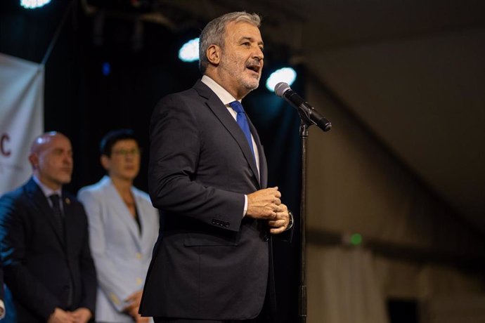 El alcalde de Barcelona, Jaume Collboni, interviene durante el encendido de luces de la Feria de Abril de Catalunya, en el Parc del Fórum, a 26 de abril de 2024, en Barcelona, Catalunya (España)