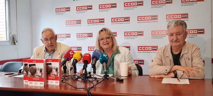 La Secretaria General De CCOO De Extremadura, Encarna Chacón, En Rueda De Prensa En La Sede Del Sindicato En Badajoz