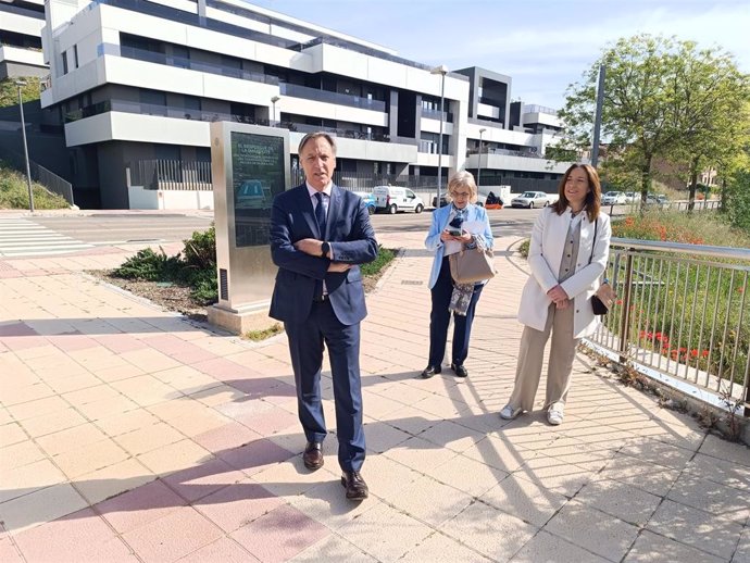 El presidente del PP de Salamanca, Carlos García Carbayo, este jueves en la ciudad junto a las integrantes de su partido María Isabel Sánchez (c) y Pilar Sánchez (d)