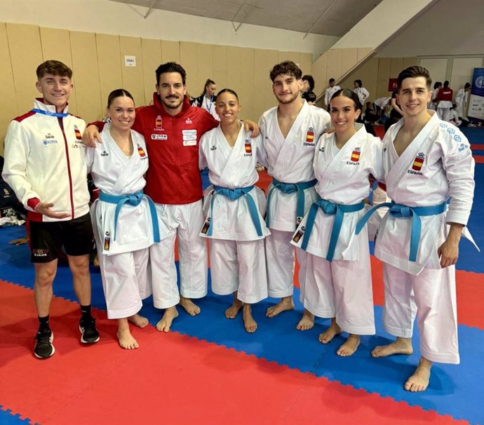 Los dos equipos de kata posan tras alcanzar sus finales en el Europeo de Karate 2024