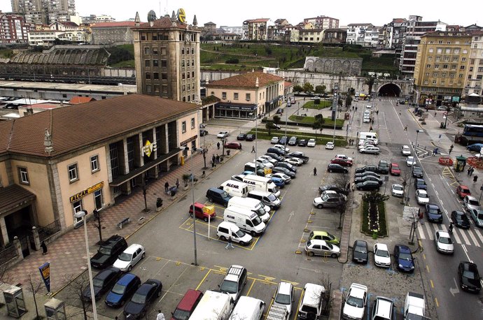 Archivo - Imagen de la Plaza de Estaciones de Renfe y Feve de la ciudad de Santander. 