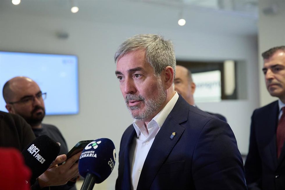 Archivo - El presidente de Canarias, Fernando Clavijo, ofrece declaraciones a los medios tras una reunión con el presidente de la Confederación Española de Organizaciones Empresariales (CEOE), en la sede de la CEOE, a 23 de enero de 2024, en Madrid (Esp