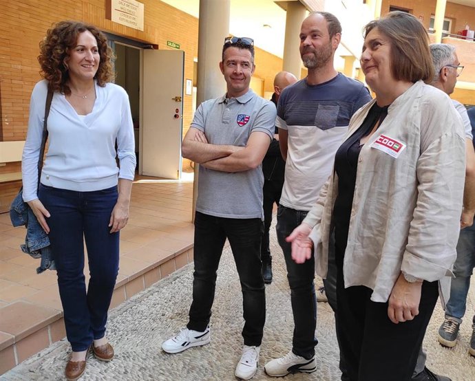 Nuria López (izda.) y Marina Borrego (dcha.) con algunos delegados de CCOO Córdoba.