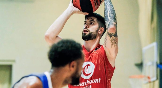 Archivo - Santi Yusta, durante un partido con el Casademont Zaragoza