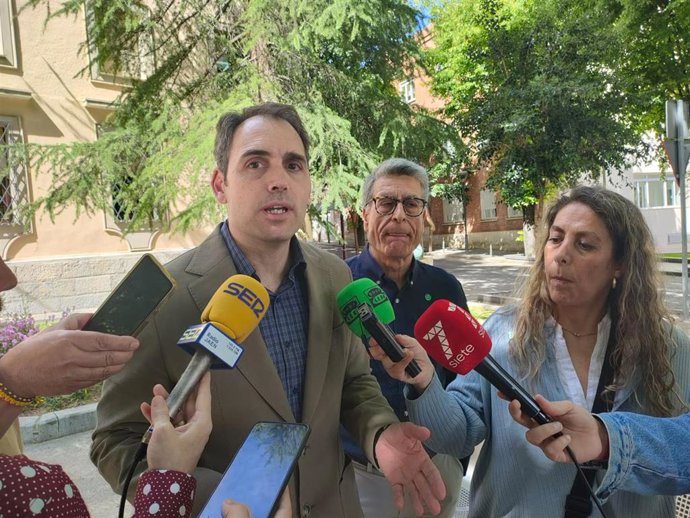 Toni Valero atiende a los periodistas.