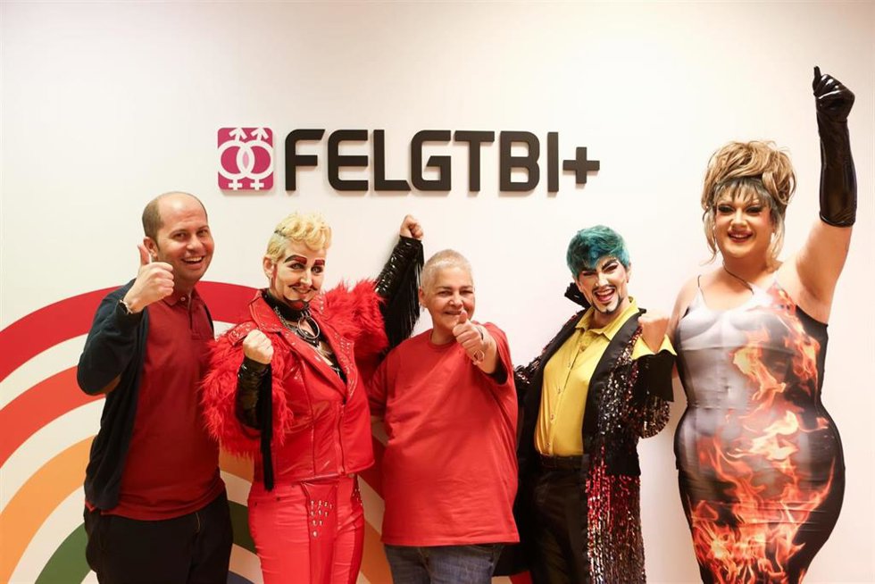 Acto de presentación de la campaña 'Voto con Orgullo - #EuropaSirve' de la Federación Estatal LGTBI+, portagonizada por drags kings y queens, para fomentar la participación de la ciudadanía en las elecciones europeas.