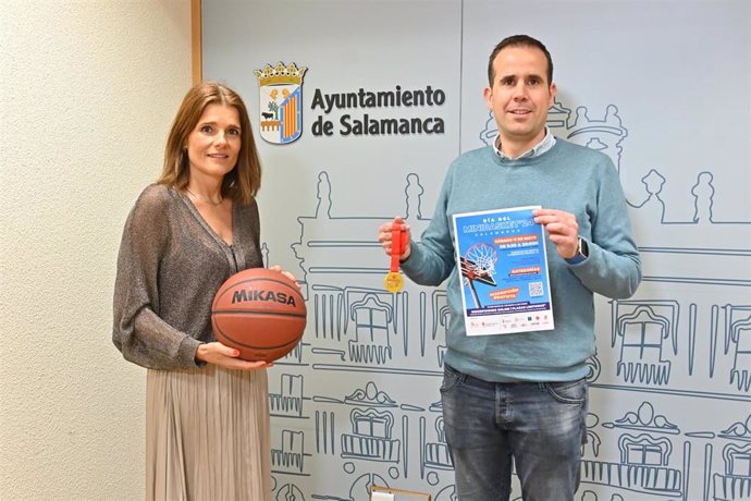 La concejala de Deportes en Salamanca, Almudena Parres, y el delegado de baloncesto, Fernando Vázquez