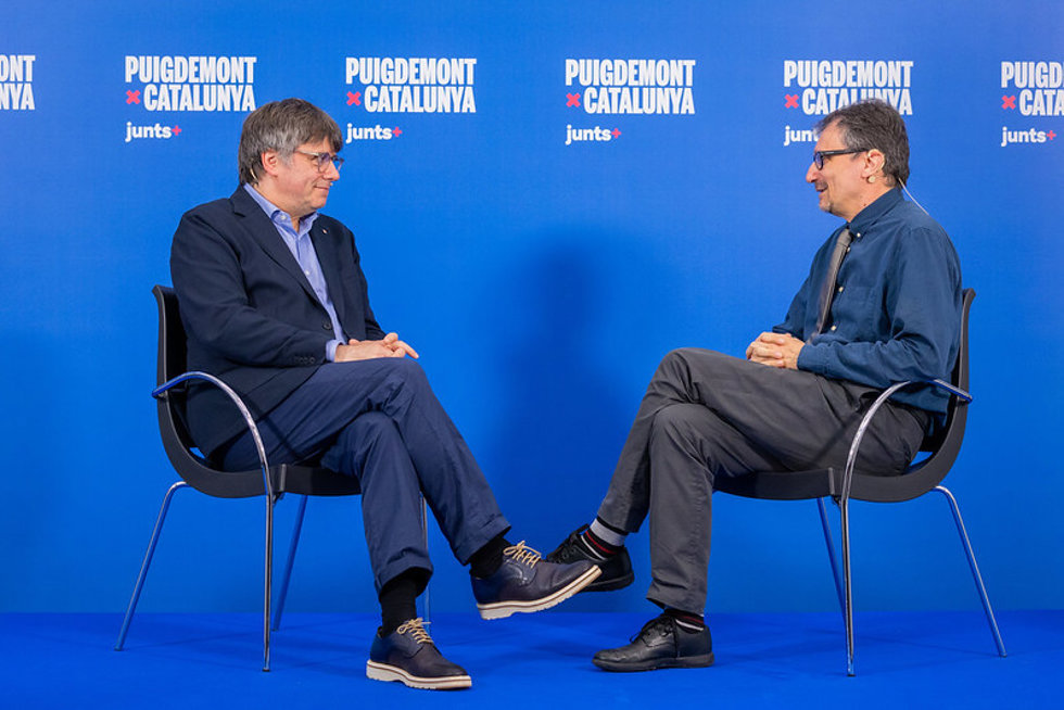 El candidato de Junts+ a las elecciones al Parlament, Carles Puigdemont, con el escrito Albert Sánchez Piñol en Argels-sur-Mer (Francia)