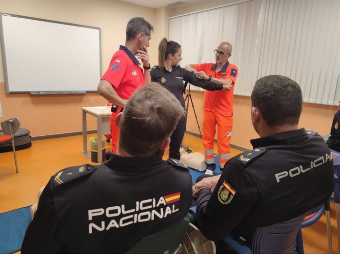 Sanitarios del 061 de Cádiz ofreciendo formación a agentes de la Policía Nacional
