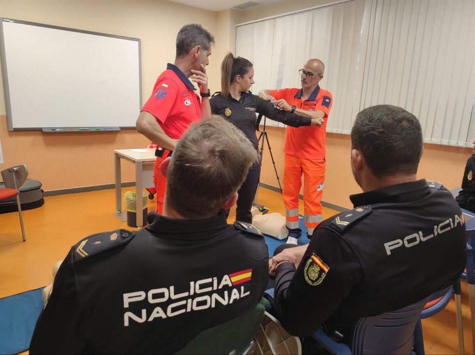Sanitarios del 061 de Cádiz ofreciendo formación a agentes de la Policía Nacional