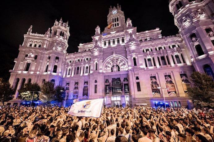 Cientos de personas celebran que el Real Madrid ha ganado la Liga 2023-2024, en la Plaza de Cibeles