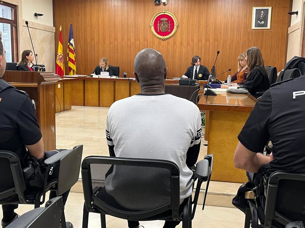 El hombre acusado de patronear una patera con 25 personas a bordo que se quedó a la deriva tras partir desde Argelia.