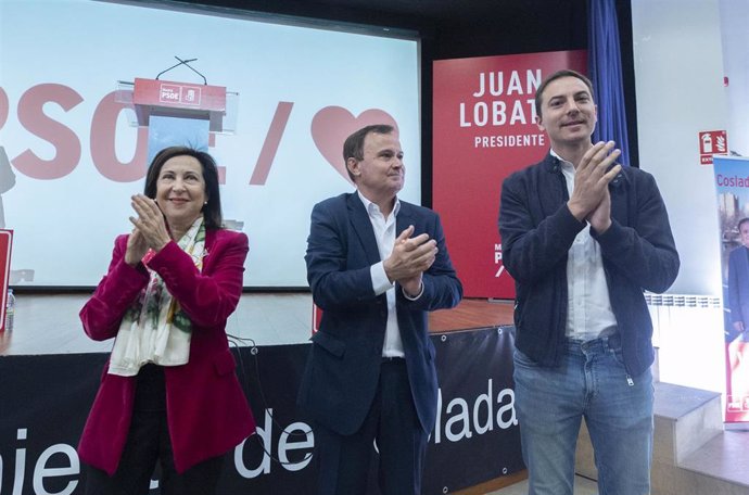 Archivo - (I-D) La ministra de Defensa, Margarita Robles, el alcalde de Coslada, Ángel Viveros Gutiérrez y el secretario general del PSOE-M, Juan Lobato, en un acto de campaña en 2023.