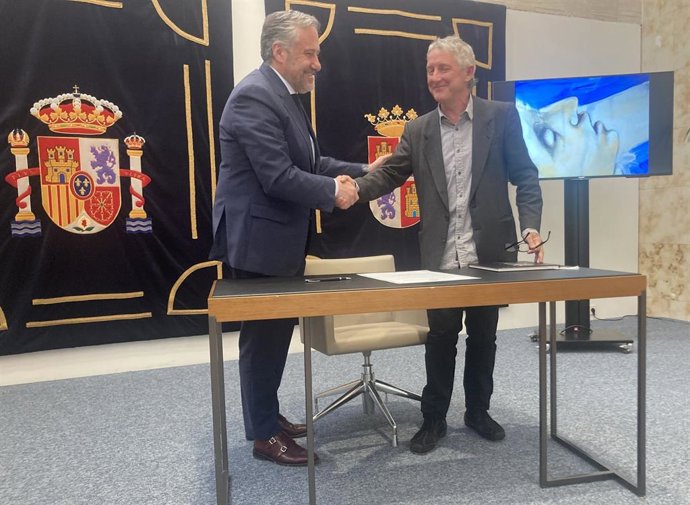 Carlos Pollán y Luis Moro, durante el acto de depósito de la obra del segoviano.