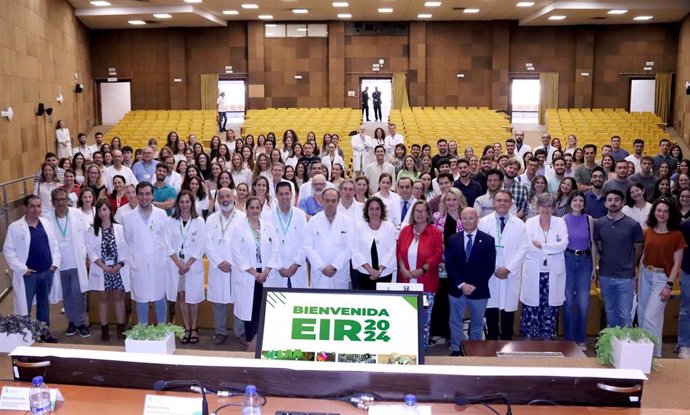 La consejera de Salud, Catalina García, en el acto de bienvenida a los 103 nuevos Especialistas Internos Residentes (EIR) que en los próximos años recibirán su formación en el Hospital Universitario Virgen Macarena de Sevilla.
