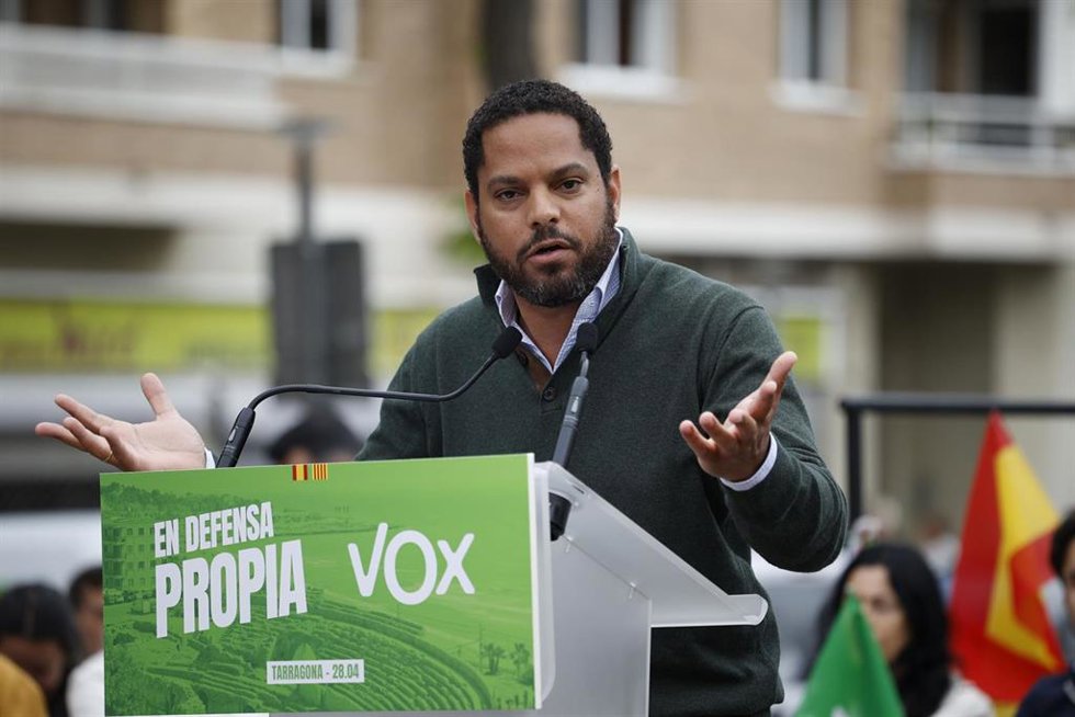 El secretario general y candidato de VOX a las elecciones catalanas del 12 de mayo, Ignacio Garriga, durante un mitin de VOX, en la plaza de la Constitución, a 28 de abril de 2024, en Tarragona, Catalunya (España). Este acto se enmarca como uno de los c
