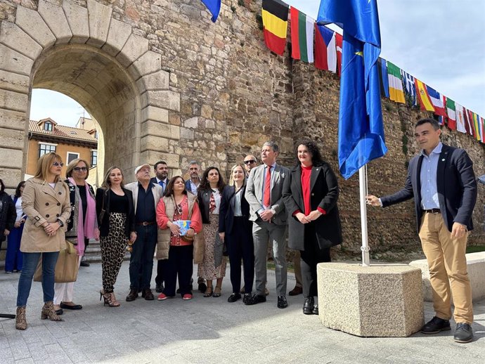 Momento del izado de las banderas en León con motivo de la celebración del Día de Europa.