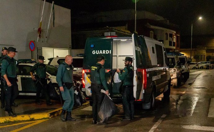 Archivo - La Guardia Civil introduce en los furgones las pertenencias de los detenidos en Barbate tras decretarse su ingreso en prisión en febrero.